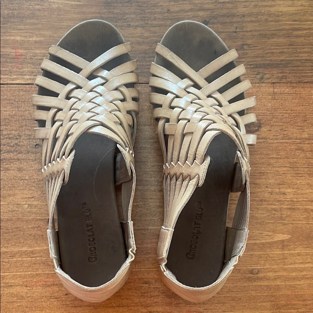 Chocolat Blu Women's Woven Cream Sandals